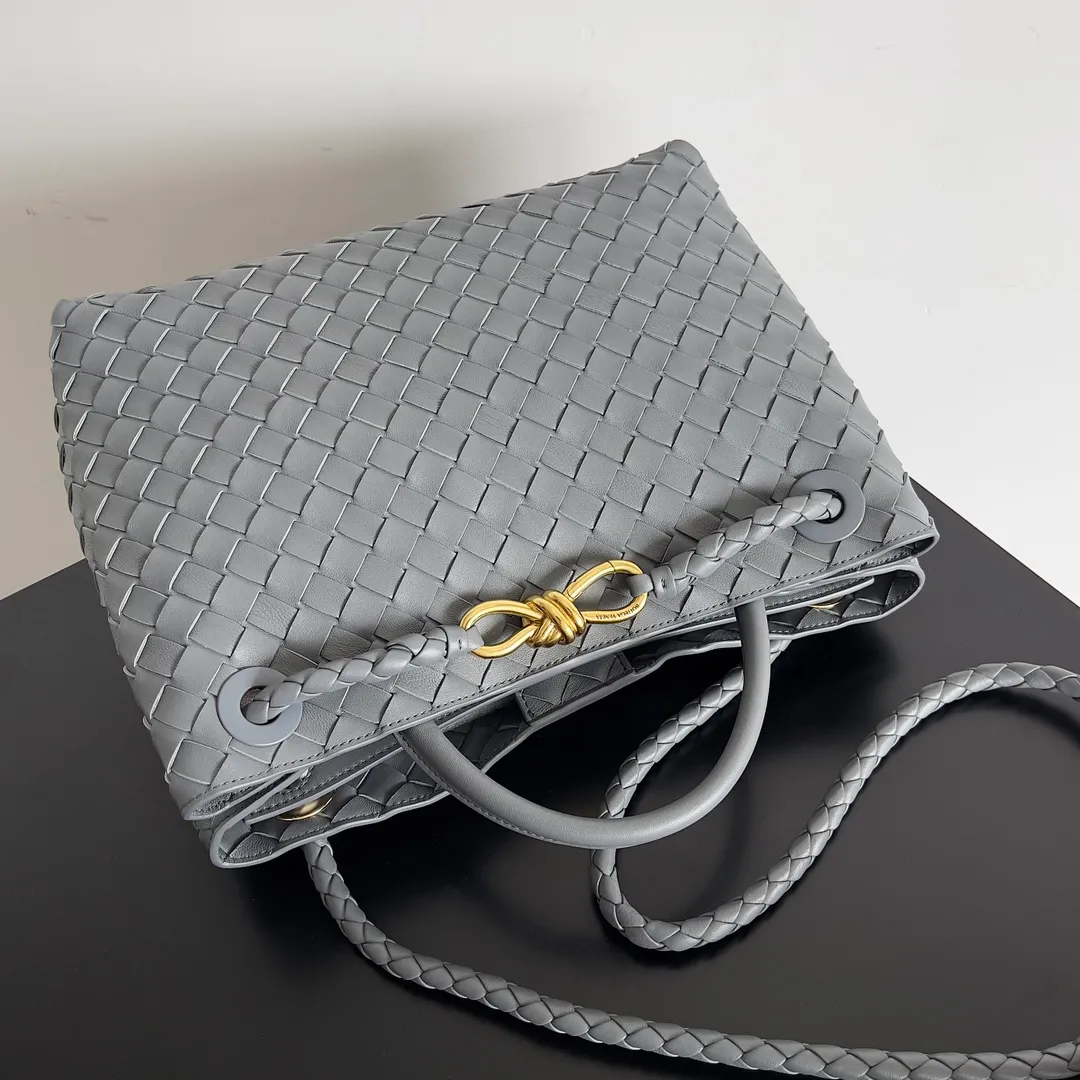 The 2023 new Andiamo batch of 2260 BV has been shipped‼ ️Really popular🔥The new Andiamo woven handbag launched by Bottega Veneta this season is really popular all over the world! ! Celebrities at home and abroad have worn it, and Oscar-winning actress Michelle Yeoh has taken it out on the street. Song Jia, Trai Yara, Yu Feihong, Sanji Ayaka, Rosie Hunting-Whiteley, Yoshioka Riho, etc. have all picked up this bag. It is classic and versatile, showing off its temperament, and the bag capacity is also large, which is very convenient for daily commuting! ! A variety of carrying methods, the shoulder straps can be adjusted by yourself, the original lambskin feels soft and delicate, and the unisex style breaks the gender boundaries and brings a more practical and long-lasting use experience. Andiamo, which has both elegant and casual styles, perfectly interprets the true appearance of "fashionable old money style". Style number: 743572 Size: 32*24*12
